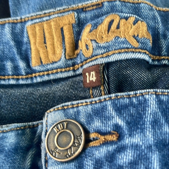 Kut from the Kloth - medium washed blue jeans - ripped knee - size 14 - Picture 3 of 6